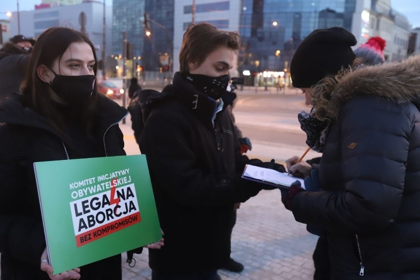Strajk Kobiet. Zdjęcia z sobotniego protestu w Łodzi (6.02). Działaczki zbierają podpisy pod projektem „Legalna Aborcja. Bez Kompromisów”.