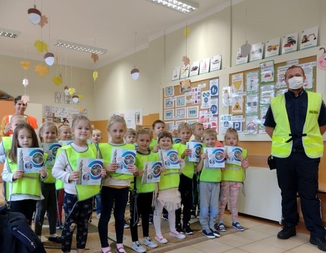 Maluchy z przedszkola w Witkowicach, wiedzą wszystko o bezpieczeństwie. Ich nauczycielami byli m.in. strażnicy miejscy z Kęt.