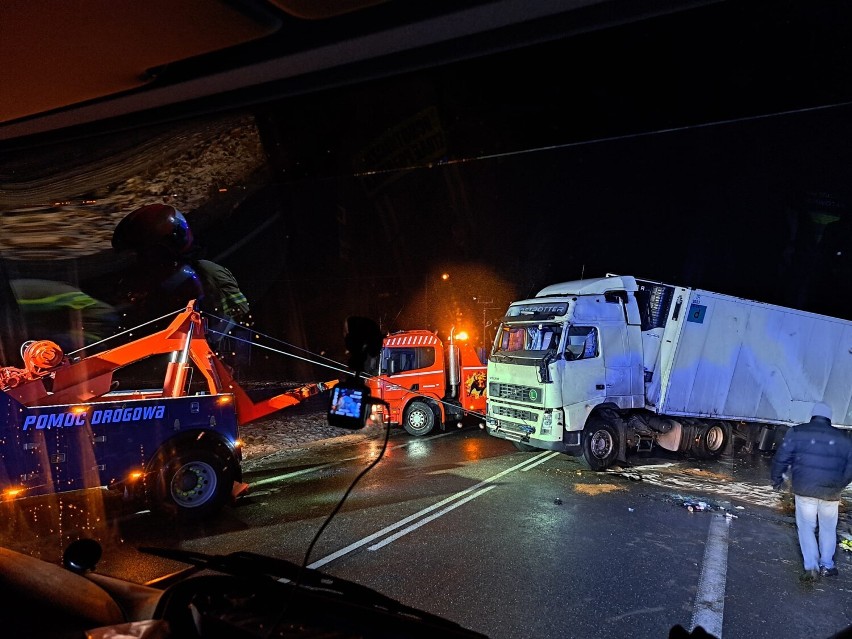 Nagórki-Olszyny (gmina Drobin) wypadek. Ciężarówka wywróciła się na DK10. Warunki na drogach są koszmarne