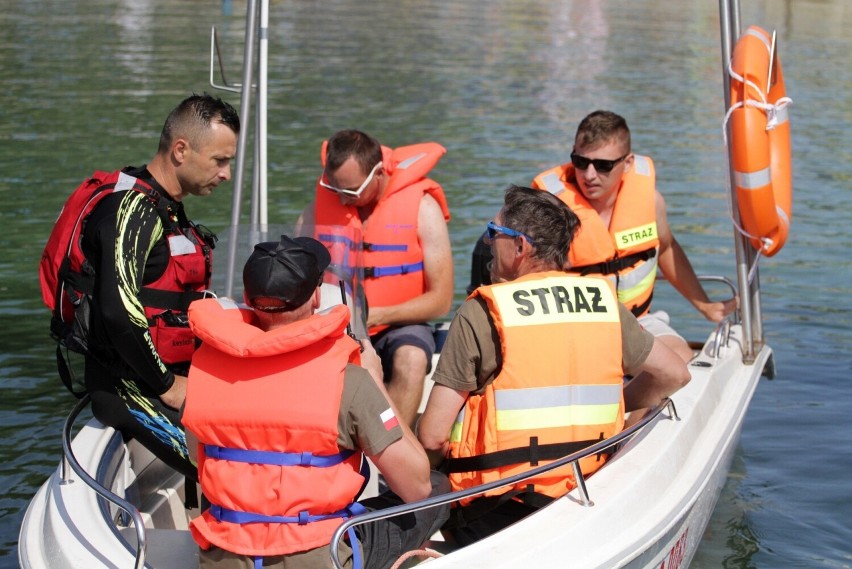 Ratowali tonących w Jeziorze Tarnobrzeskim. Efektowne ćwiczenia straży pożarnej, policji i innych służb w Tarnobrzegu. Zobacz zdjęcia