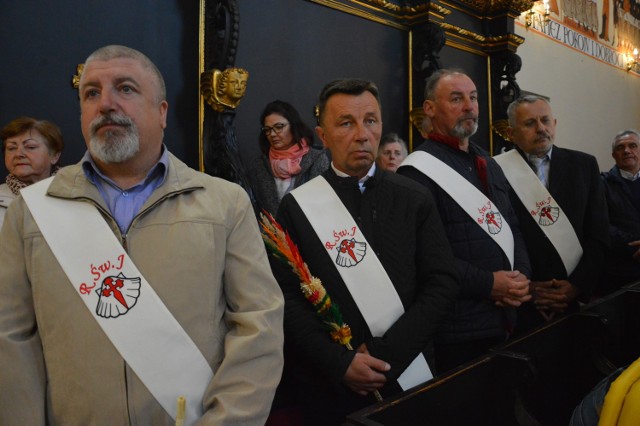 Członkowie Rycerstwa św. Jakuba podczas mszy jubileuszowej w piotrkowskiej farze