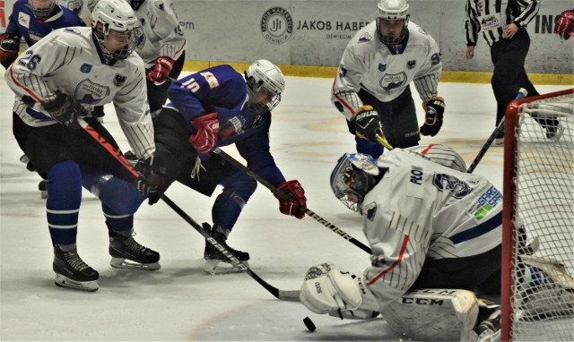 CLJ, kwalifikacja do mistrzostw Polski (grupa B): UKH Unia Oświęcim - Polonia Bytom 1:5. Na zdjęciu: Adam Borowiak (Polonia, w niebieskiej koszulce), naciskany przez Patryka Kusaka (z lewej), stara się pokonać Filipa Płonkę.