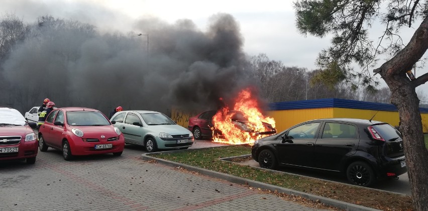 Pożar samochodu na ulicy Gajowej we Włocławku [zdjęcia, wideo]