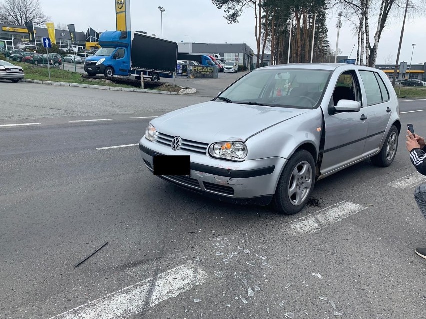 Wypadek na Wrocławskiej w Opolu. Jedna osoba została ranna w zderzeniu volkswagena golfa i opla corsy