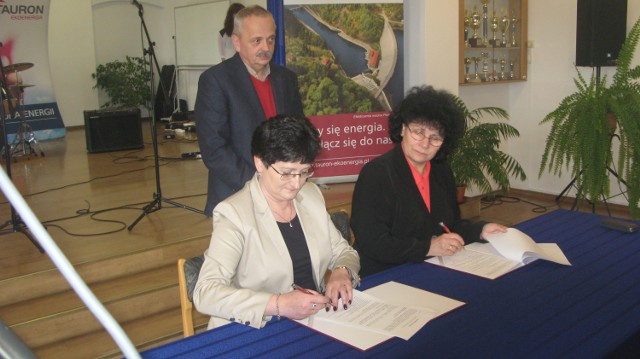 Podpisanie umowy na objęcie patronatem nowej klasy. Na zdj. dyrektor ZST "Mechanik" Wanda Kozyra i prezes zarządu Tauron Ekoenergia Małgorzata Wójcik-Stasiak