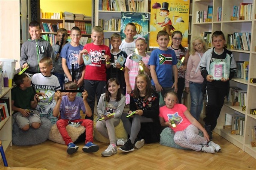 Uczniowie, którzy aktywnie pomagali bibliotece w Wicku otrzymali nagrody ZDJĘCIA