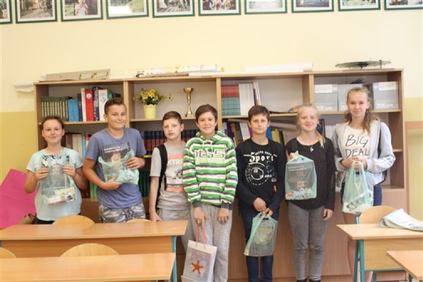 Uczniowie, którzy aktywnie pomagali bibliotece w Wicku otrzymali nagrody ZDJĘCIA