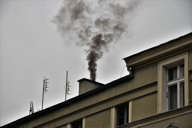 Komin kopcący w ścisłym centrum Opola