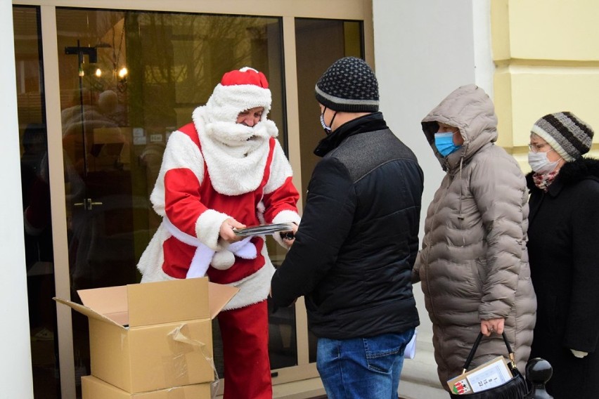 Święty Mikołaj rozdawał kalendarze na placu Kościuszki