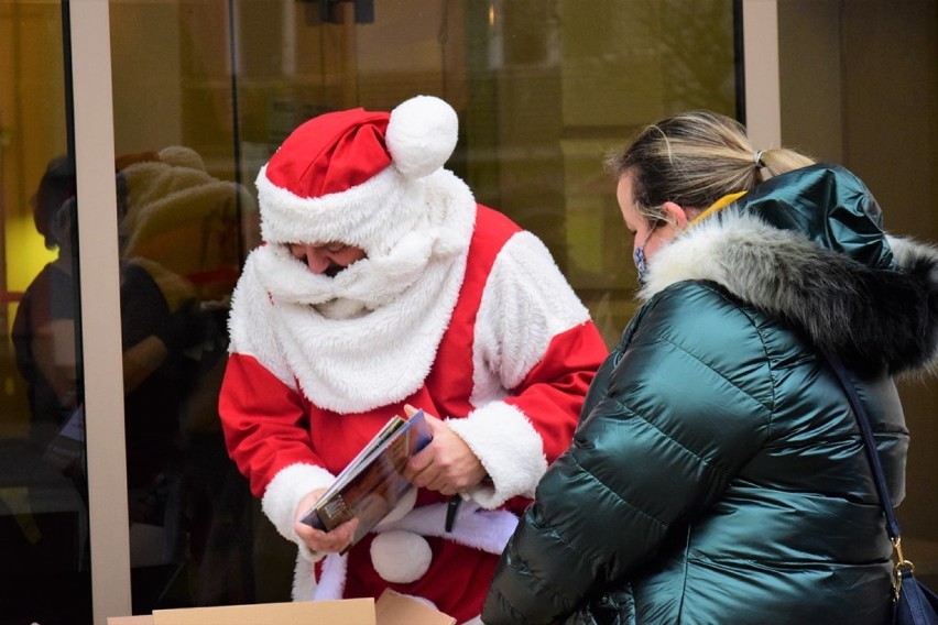 Święty Mikołaj rozdawał kalendarze na placu Kościuszki