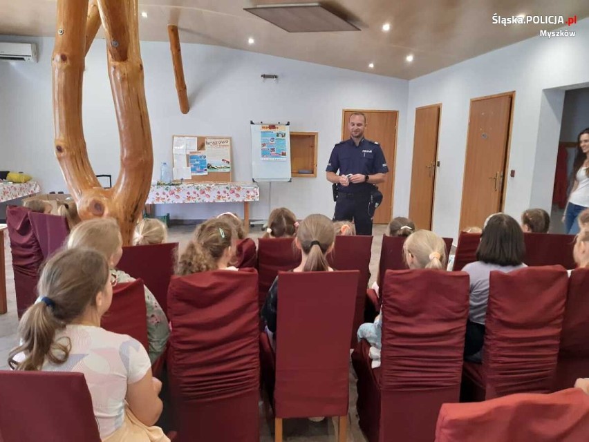 Myszków. Policjanci prowadzą akcję bezpieczeństwa na wakacjach ZDJĘCIA