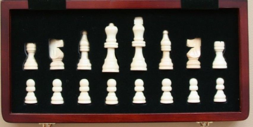 Komplet szachów z podpisem Kasparova