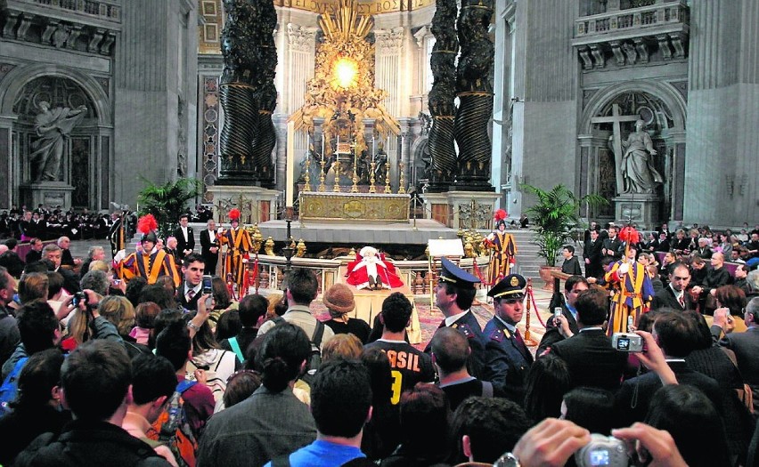 13 marca Jan Paweł II powrócił do Watykanu. Jednak stan jego...
