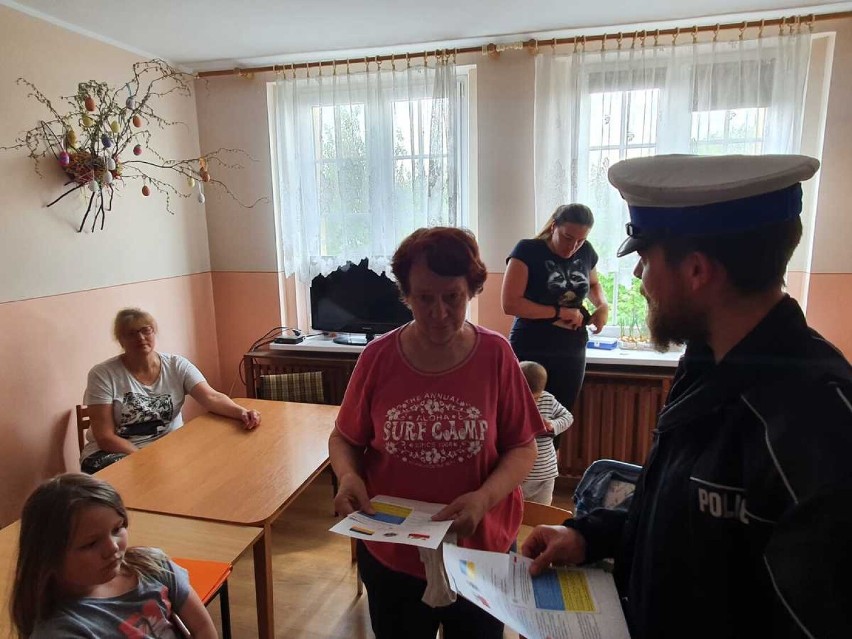 Policjanci z kościańskiej komendy rozmawiali o bezpieczeństwie z uchodźcami z Ukrainy 