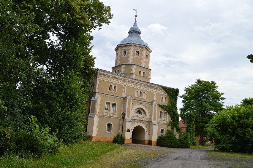 Pałac w Golejewku pod Rawiczem niszczeje w oczach. Piękny obiekt z roku na rok ma się coraz gorzej. Jak wygląda w środku? [ZDJĘCIA] – URBEX