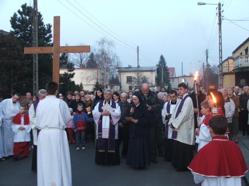 PLESZEW - Droga Krzyżowa ulicami parafii