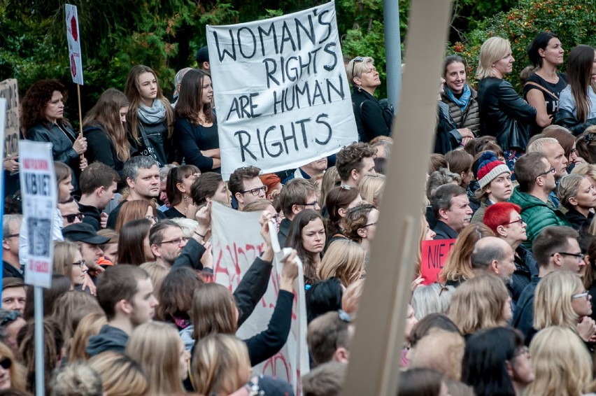 Czarny protest. "Żarty się skończyły" - wielka demonstracja...