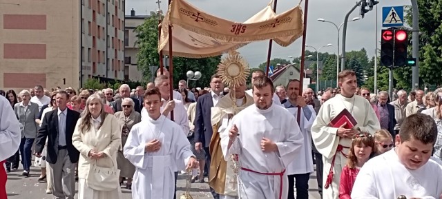 W Boże Ciało w Jędrzejowie na procesjach można było ujrzeć setki mieszkańców. Zobaczcie na kolejnych zdjęciach jak wyglądały procesje w Jędrzejowie.