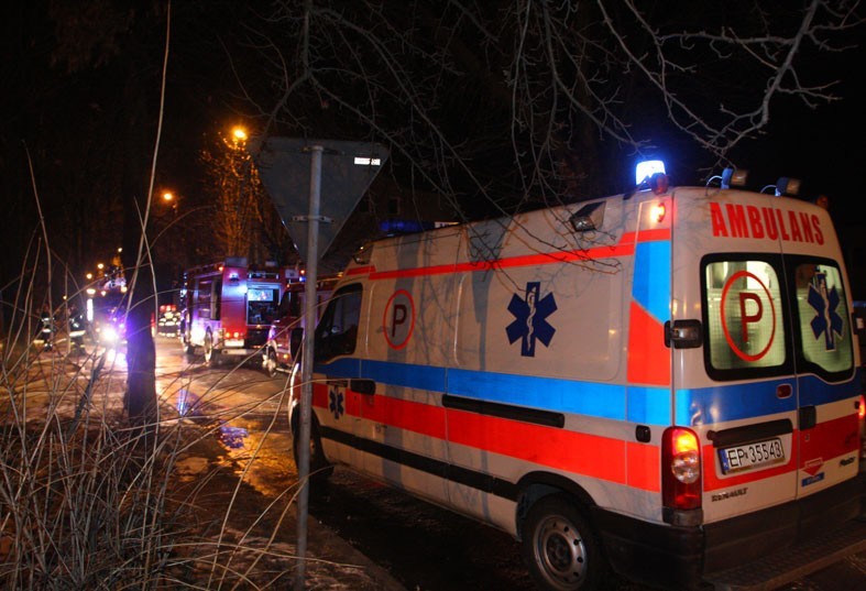 Pożar przy placu Litewskim w Piotrkowie. 6 osób, w tym 3 dzieci w szpitalu (zdjęcia)