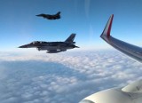 Eskorta samolotu z polskimi piłkarzami przez myśliwce F16. Zobaczcie, jak to wyglądało [ZDJĘCIA, FILM]