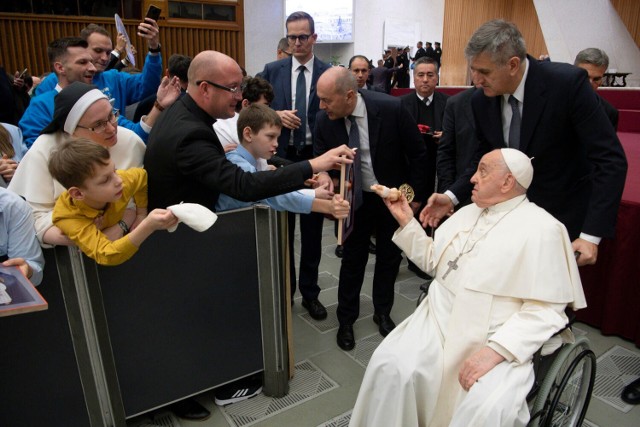 Dom Chłopaków w Broniszewicach dostał specjalną przesyłkę prosto z Watykanu! To była niespodzianka od papieża Franciszka