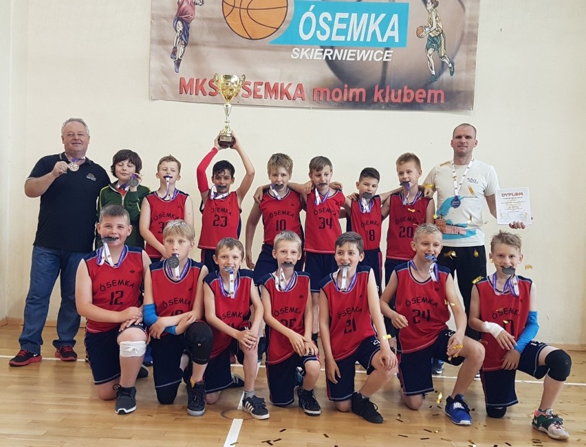 Koszykarze z  MKS Ósemki zostali wicemistrzami wojewódzkiej ligi U11, a z AZS Ósemki wicemistrzami  U12