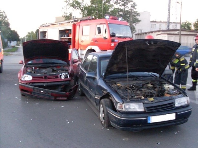 Po przybyciu na miejsce zdarzenia stwierdzono, że na skrzyżowaniu dróg doszło do kolizji dwóch samochodów osobowych marki Opel Vectra  oraz VW Golf. Kierowcy tych pojazdów opuścili je samodzielnie. W wyniku zderzenia obrażeń doznał kierujący samochodem Opel Vectra (stłuczenia i rany głowy). Działania PSP polegały na zabezpieczeniu miejsca zdarzenia, a następnie udzieleniu kwalifikowanej pomocy poszkodowanemu poprzez założenie kołnierza ortopedycznego oraz opatrzeniu ran głowy. Jednocześnie w usz