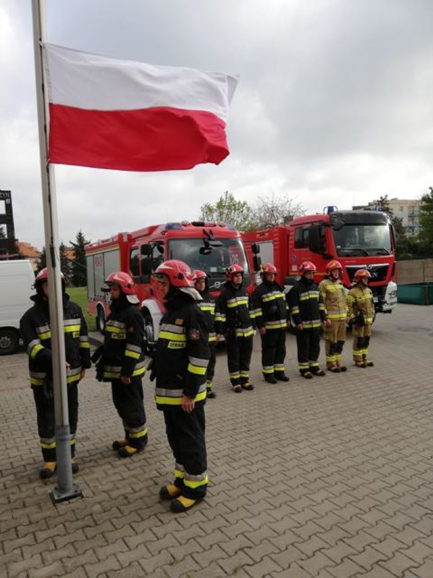 KROTOSZYN: Uroczyste podniesienie Flagi Rzeczypospolitej Polskiej w Dzień Flagi [ZDJĘCIA]