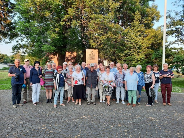 Tarnopolanie pod pomnikiem Weteranów Walk o Niepodległość  Rzeczpospolitej w Głuchołazach