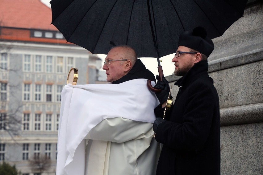 Z monstrancją po Legnicy. W intencji końca pandemii koronawirusa, zobaczcie zdjęcia