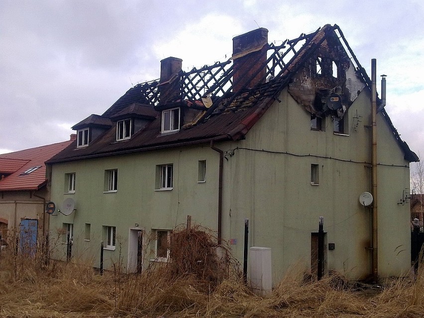 Pożar domu przy ul. Wiejskiej w Gliwicach [ZDJĘCIA + WIDEO]