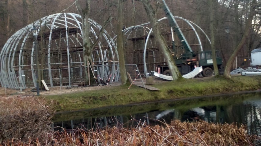 Woliery dla ptaków w parku w Wejherowie