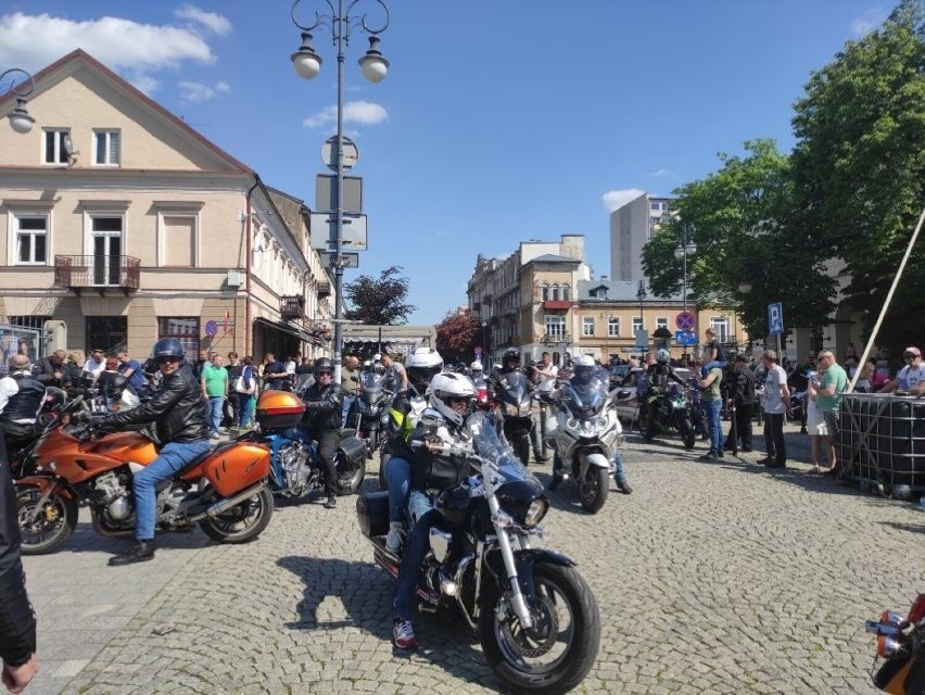 Motocykliści swoją paradę zakończyli na placu Corazziego,...