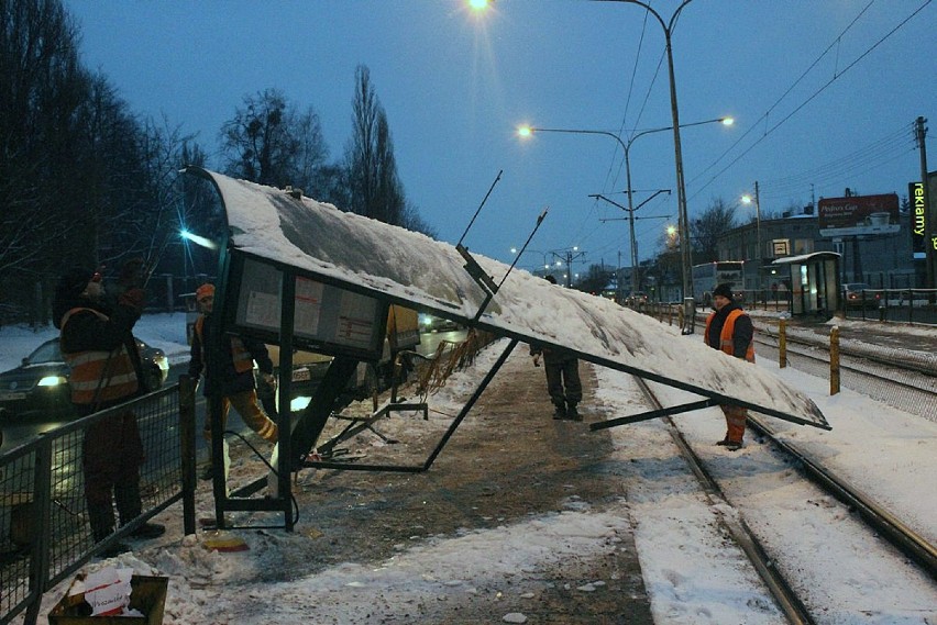 Wiata przystanku MPK Rzgowska-Dachowa została zniszczona...