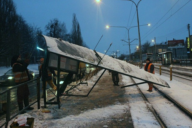 Wiata przystanku MPK Rzgowska-Dachowa została zniszczona przez pługopiaskarkę