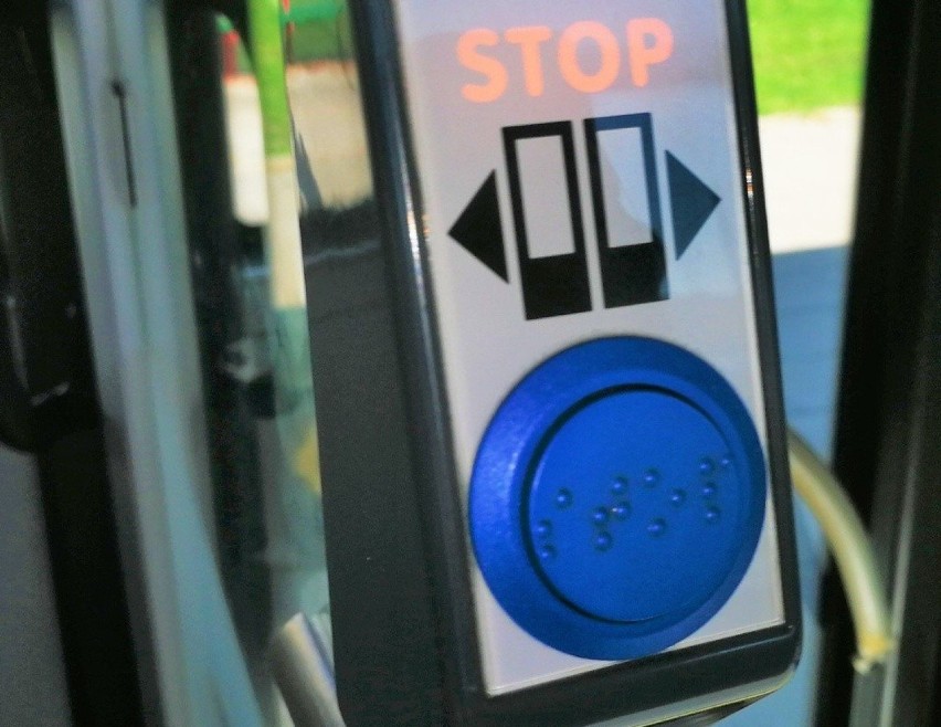 Zapomnij o ciepłym guziku! W czasie walki z koronawirusem nie otwieramy drzwi w gorzowskich autobusach tzw. ciepłym guzikiem. Warto też wiedzieć, że autobusy są codziennie dezynfekowane.