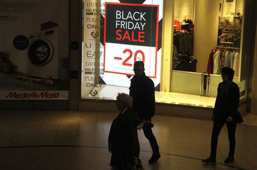 Black friday - sklepy prześcigają się w promocjach. Moda na...
