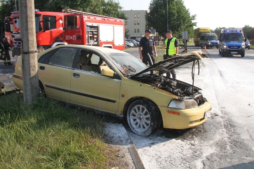 Auto płonęło przy stacji paliw! Było groźnie (WIDEO, ZDJĘCIA)