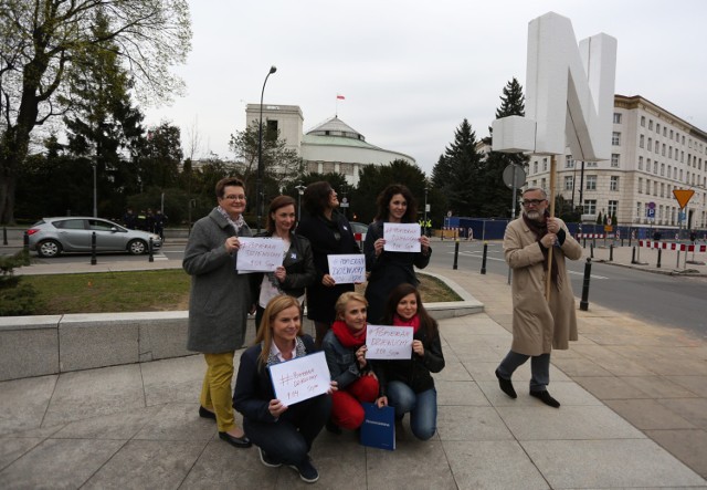 Protest Nowoczesnej pod Sejmem. Przeciw nowej ustawie aborcyjnej [ZDJĘCIA]