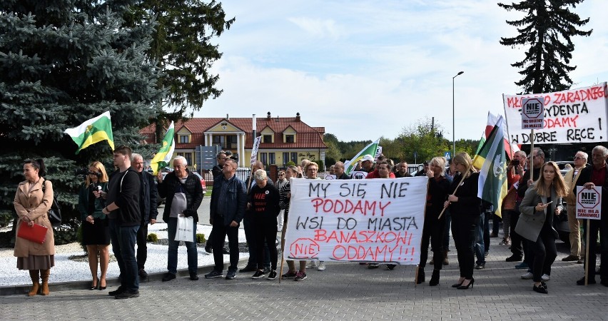 Rośnie niepokój mieszkańców gminy Chełm i  ich zdecydowany sprzeciw przeciwko włączenia 8 sołectw do miasta Chełm. Zobacz zdjęcia