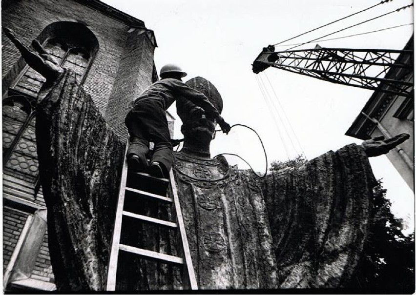 Pomnik Jana Pawła II został ustawiony przy tarnowskiej...