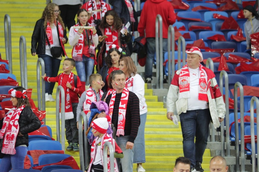 Polska - Portugalia: Kibice na Stadionie Śląskim w Chorzowie [DUŻO ZDJĘĆ]