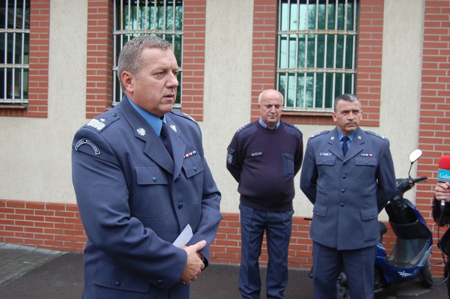 Generał Włodarski i ppłk Zima w czasie spotkania z dziennikarzami