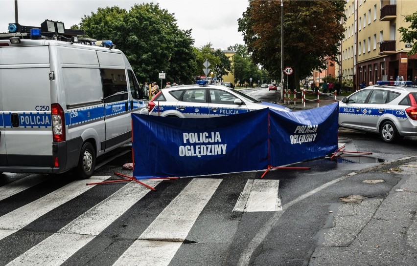 W wyniku zderzenia samochodów (lub motocykli) z pieszymi...