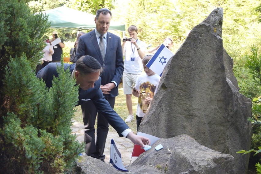  Ambasador Izraela w Polsce z wizytą w Bieszczadach. Oddał hołd polskim Żydom i Romom zamordowanym w Lutowiskach [ZDJĘCIA]