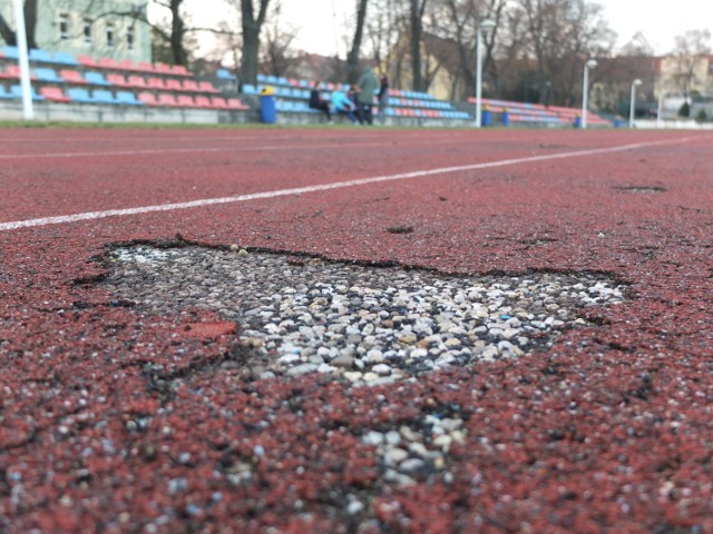 Po bieżni tartanowej przy liceum nr 3 w Opolu nie można już biegać w kolcach lekkoatletycznych.