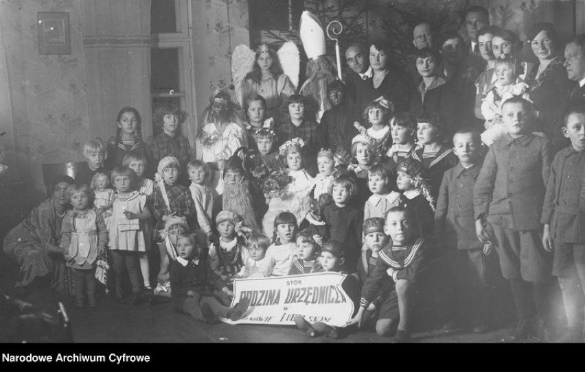 Zabawa mikołajkowa dla dzieci zorganizowana przez Stowarzyszenie "Rodzina Urzędnicza" w Katowicach, 1938 rok