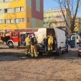 Teofilów: ktoś podpalił auta na osiedlowym parkingu. Podpalacz uszkodził dwa pojazdy, w tym samochód dostawczy