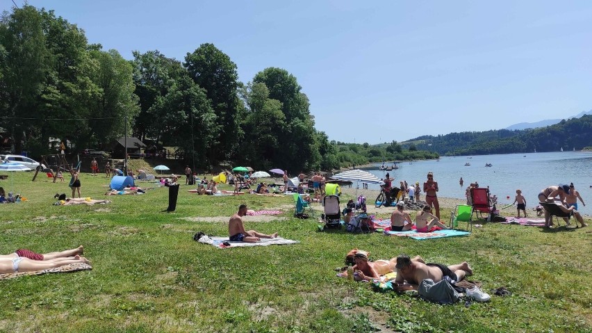 Jezioro Czorsztyńskie oblegane przez turystów. Wakacyjna atrakcja w Pieninach