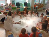 Suchy lód dał im wiele radości. To były ciekawe  warsztaty dla dzieci w bibliotece. Maluchy bawiły się w "chmurach". Zobaczcie zdjęcia